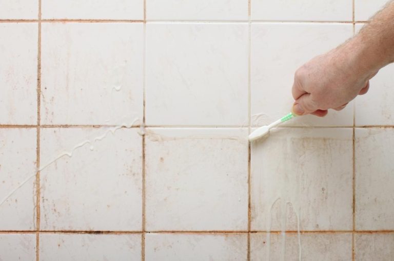 Trik Mudah Hapus Kerak Bandel di Lantai Kamar Mandi dengan Satu Bahan saja