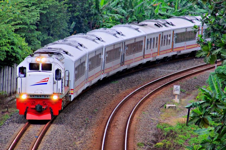 Kereta Cepat ke Surabaya: Solusi Nyata atau Proyek Ambisius?