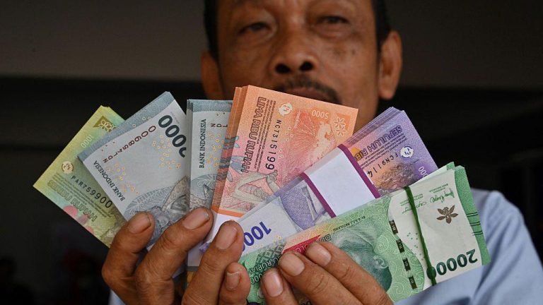 Mengapa Rupiah Jatuh ke Rekor Terendah?