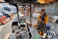 Attachment for Di Balik Harum Kue Balok, Nani Selamatkan Anak dari Biaya Mahal