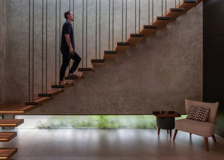 6 pegangan tangga minimalis unik, tingkatkan keindahan rumah!