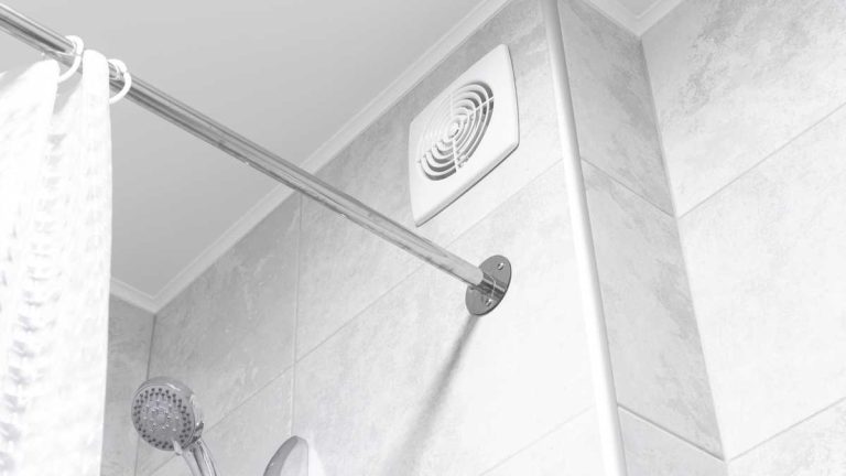 Penutup ventilasi udara jatuh di kamar mandi—saya mencoba memperbaikinya dan menemukan rahasia suami saya